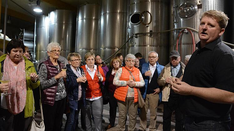 Thomas Braun stellt sein Familienweingut in Fahr dem Weinbauverein Hammelburg vor. Foto: Elisabeth Assmann