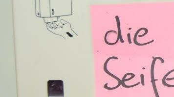Die Seife - nicht nur die Bezeichnung, sondern auch der Artikel stehen auf den Schildern. Foto: Helke Renner