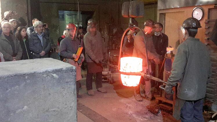 Die heiße Phase hat begonnen. Die sogenannte Glockenspeise verfügt über die nötige Temperatur und kann zum Gussofen befördert werden. Glockengießen ist eine Kunst, die immer noch von Hand ausgeführt wird.Foto: Rolf Pralle