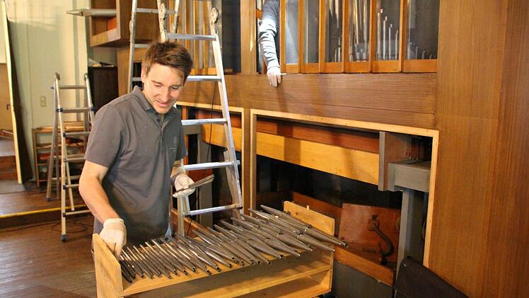 Die ausgebauten Pfeifen werden von Orgelbaumeister Dominik Friedrich fein säuberlich verstaut. Foto: Andreas Dorsch