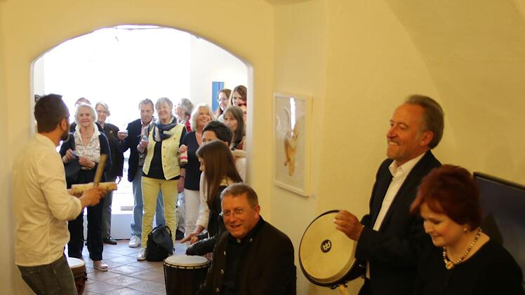 Zur musikalischen Spontanerfahrung animierte Karsten Friedrich die Besucherder Vernissage.Foto: Klaus Klaschka