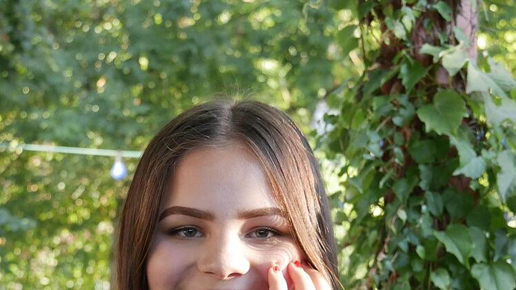 Fabienne Fischer (15): "Ich bin jetzt das erste Mal hier, finde es aber für das Publikum in so einem kleinen Dorf sehr schön gemacht. Die Musiker kenne ich nicht und sehe auch keine jungen Leute in meinem Alter." Foto: Manja von Nida