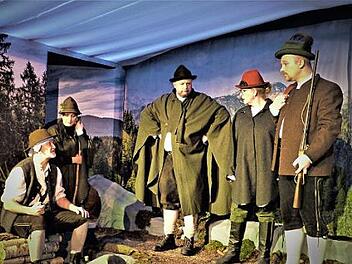 Mit großem Erfolg und einer tollen Inszenierung wagte sich die Dorfbühne Marktschorgast an den bayerischen Klassiker "Der Brandner Kaspar und das ewig' Leben". Von links: Claus Linhardt, Elke Sacha, Marc Benker, Ulli Popp und Ronny Metzner. Foto: Werner Reißaus