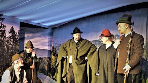 Mit großem Erfolg und einer tollen Inszenierung wagte sich die Dorfbühne Marktschorgast an den bayerischen Klassiker "Der Brandner Kaspar und das ewig' Leben". Von links: Claus Linhardt, Elke Sacha, Marc Benker, Ulli Popp und Ronny Metzner. Foto: Werner Reißaus