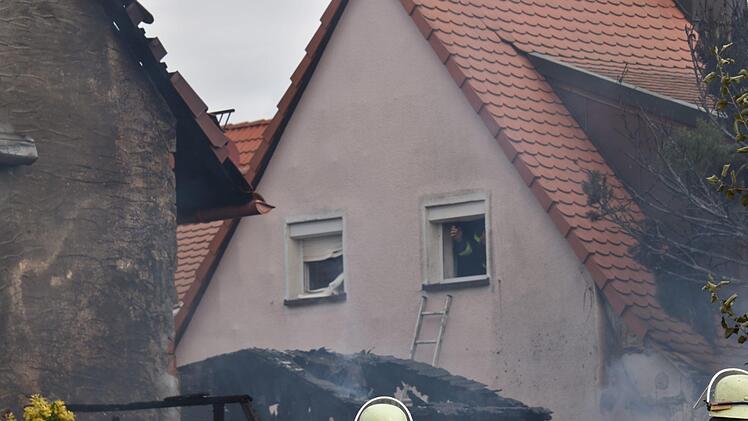 In Zirndorf ist ein Feuer in einer Gartenhütte ausgebrochen. Die Flammen gingen sogar bis auf das Wohnhaus über, ehe die Feuerwehr den Brand unter Kontrolle bekommen konnte. Foto: NEWS5 / Maurer