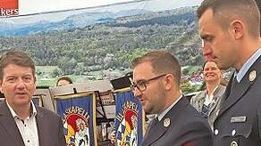 Übergabe der Dankurkunde durch Innenstaatssekretär Sandro Kirchner an Kommandant Christian Kötzner und Vorsitzenden Alexander Kötzner.