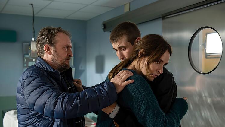 Santiagos Frau Laura (Patricia Vico), sein Sohn Ra&uacute;l (Lucas Nabor, rechts) und sein Kollege und Freund Ram&oacute;n (Fernando Cayo) suchen eigenm&auml;chtig nach dem Familienvater.