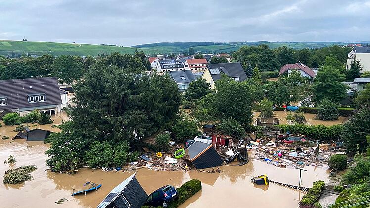 Der Winzer Peter Kriechel dokumentiert am 15. Juli die Folgen der Ahrtalflut, die auch in seiner Heimatstadt Bad Neuenahr-Ahrweiler schwere Verw&uuml;stungen verursacht hat.