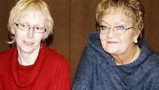 Brigitte Balke gibt als alter Hase bei der Kolpingsfamilie dem Neuzugang Christa Willacker gute Tipps für die Bretter, die die Welt bedeuten.