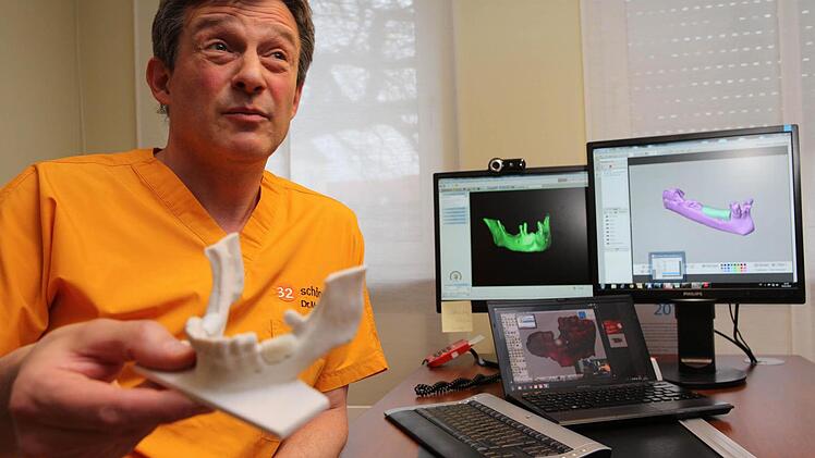 Dr. Markus Schlee erl&auml;utert seine Erfindung.  Foto: Barbara Herbst
