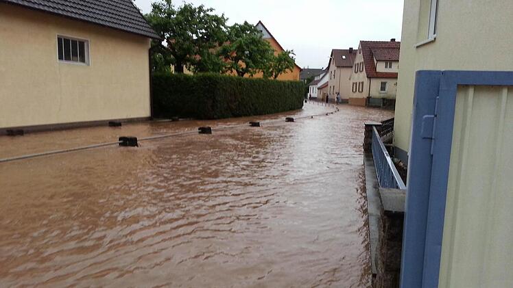 Die Neustädter Straße in Burglauer war komplett überschwemmt.  Foto: Marco Müller
