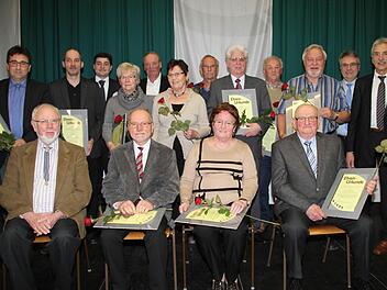 Die vom Sängerkreis geehrten Sängerinnen, Sänger, Chorleiter und Vorsitzenden aus dem Landkreis Coburg. Mit im Bild ist Vorsitzender Günter Freitag (rechts)  Foto: Gerda Völk
