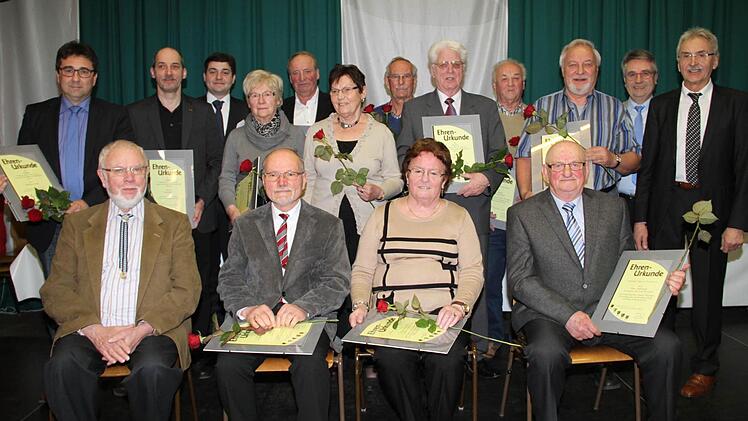 Die vom Sängerkreis geehrten Sängerinnen, Sänger, Chorleiter und Vorsitzenden aus dem Landkreis Coburg. Mit im Bild ist Vorsitzender Günter Freitag (rechts)  Foto: Gerda Völk