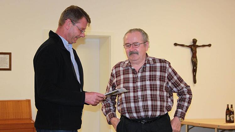 Der Theaterspieler und -Regisseur Erwin Güßbacher erhielt seine Urkunde für 50 Jahre Mitgliedschaft in der Kolpingfamilie Ebern