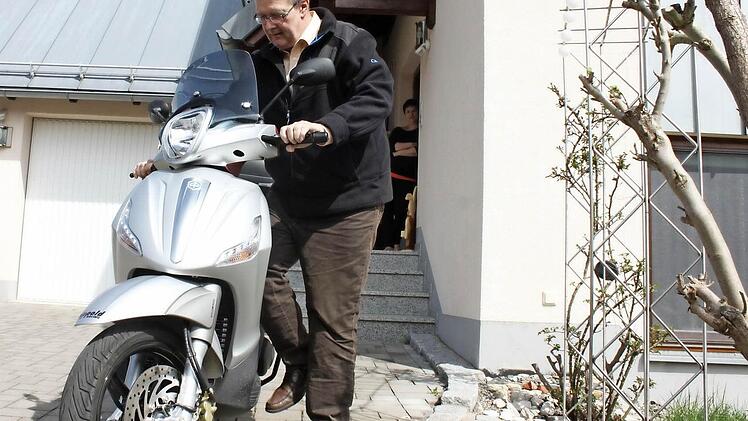 Langsam hat sich Georg Vonbrunn, Altbürgermeister von Altenkunstadt, daran gewöhnt, ein bisschen mehr Ruhe im Leben zu haben. Er plant jetzt eine Tour mit seinem Roller von Österreich nach Italien.  Fotos: Anja Greiner