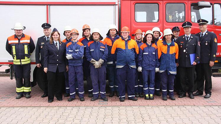 Die Teilnehmer am Jugendfeuerwehr-Leistungsabzeichen. Mit dabei die Prüfer und Ausbilder KBI Edwin Frey, KBM Guido Schneider, Christine Gran, Werner Denner, Rüdiger Knötgen, Edwin Gehrig. . Foto: Arnold Nöth