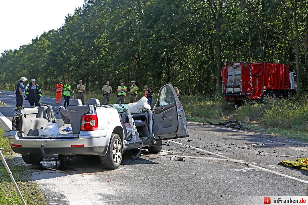 Auto kracht frontal in Lkw - 67-Jaehriger sofort tot
