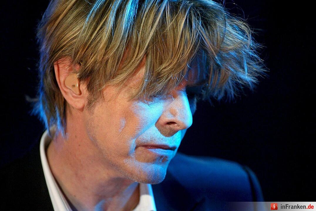 David Bowie bei einem Konzert beim  Montreux Jazz Festival, in Montreux, Schweiz, 2002 Foto: epa/FABRICE COFFRINI