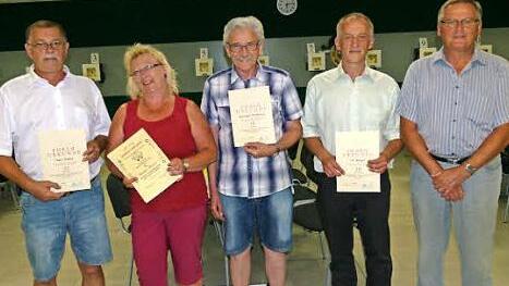 Eine Ehrung für jahrzehntelange Vereinstreue gab es für (von links) Hans Dresel, Birgit Reuner (in Vertretung für Ehemann Dieter), Hermann Pöhlmann, Uli Weigel und Dieter Witzgall.