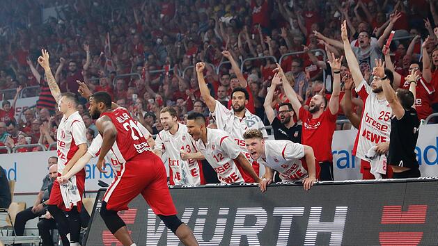 Jubel Bamberger Bank nach Dreier von #21 Darius Miller. Bereits im dritten Spiel des Playoffs-Finales holt Brose Bamberg die neunte Meisterschaft. Hier unser Liveticker rund um das Spiel gegen Oldenburg. Foto: Daniel L&ouml;b