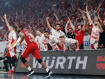 Jubel Bamberger Bank nach Dreier von #21 Darius Miller. Bereits im dritten Spiel des Playoffs-Finales holt Brose Bamberg die neunte Meisterschaft. Hier unser Liveticker rund um das Spiel gegen Oldenburg. Foto: Daniel L&ouml;b