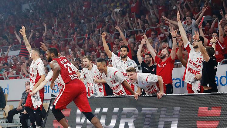 Jubel Bamberger Bank nach Dreier von #21 Darius Miller. Bereits im dritten Spiel des Playoffs-Finales holt Brose Bamberg die neunte Meisterschaft. Hier unser Liveticker rund um das Spiel gegen Oldenburg. Foto: Daniel L&ouml;b