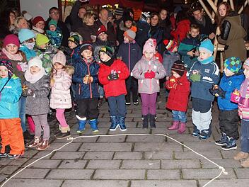 Die Buben und Mädchen des Seubelsdorfer Kindergartens formierten sich hier zu einem Kerzentanz.Fotos: Alfred Thieret