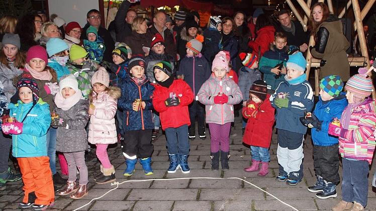 Die Buben und Mädchen des Seubelsdorfer Kindergartens formierten sich hier zu einem Kerzentanz.Fotos: Alfred Thieret