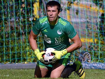 Auch der sonst so zuverl&auml;ssige Coburger Keeper Oleksandr Churilov leistete sich vor dem 0:2 einen Patzer, den der R&ouml;slauer Mahsun Deniz eiskalt ausnutzte. Foto: Dirk Meier