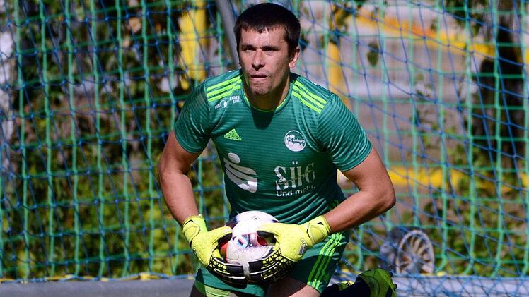Auch der sonst so zuverl&auml;ssige Coburger Keeper Oleksandr Churilov leistete sich vor dem 0:2 einen Patzer, den der R&ouml;slauer Mahsun Deniz eiskalt ausnutzte. Foto: Dirk Meier