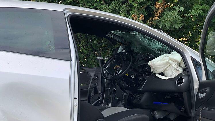 Bei dem Frontalzusammensto&szlig; krachten ein Lkw und ein kleines Auto ineinander. Foto: NEWS5/Goppert
