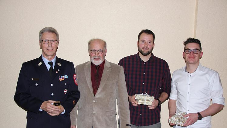Klaus Wüscher (von links), Bürgermeister August Weingart und die beiden neuen "Meister" Felix Neder und Steffen Eichmann.  Foto: Hilmar Ruppert
