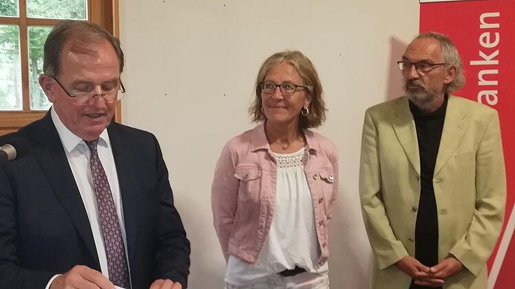 Bezirkstagspräsident Erwin Dotzel bei seiner Laudatio auf das Kabarettisten-Ehepaar Silvia und Wolfgang Klösel aus Stockheim. Foto: Sigismund von Dobschütz