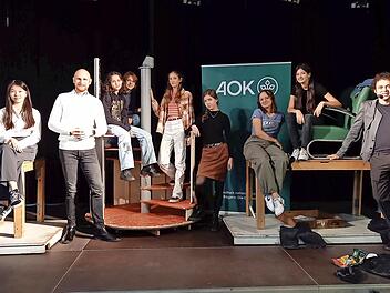 Andreas Kaiser, Direktor der AOK in Mittelfranken (Dritter von links), und Theatermacher Jean-Francois Drozak (rechts) freuen sich mit den Schülern über die gelungenen Aufführungen.