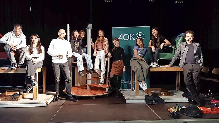 Andreas Kaiser, Direktor der AOK in Mittelfranken (Dritter von links), und Theatermacher Jean-Francois Drozak (rechts) freuen sich mit den Schülern über die gelungenen Aufführungen.
