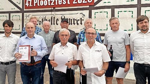 50 Jahre Mitgliedschaft: Albert Trost, Klaus Kunder, Siegfried Weidinger, Franz Brust, Klaus Fuchs, Werner Knüttel, Dietmar Vogt, Rainer Neder, Peter Helm, Edgar Müller (links Tobias Emmer, Vorstand Finanzen, rechts Lorenz Brust, Vorstand Liegensc...