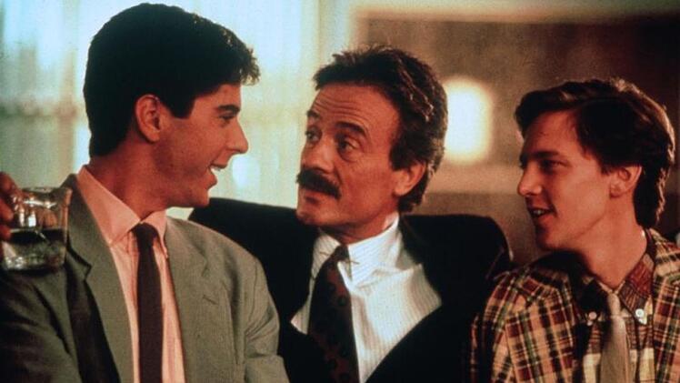 Richards (Jonathann Silverman, links) und Larrys  (Andrew McCarthy, rechts) Chef Bernie Lomax (Terry Kiser) macht gute Miene zum b&ouml;sen Spiel.