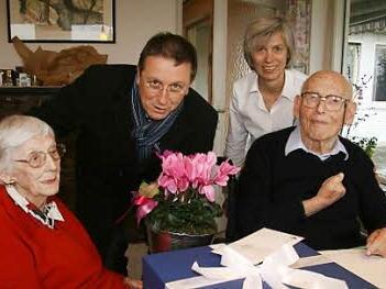 Oberbürgermeister Schramm und Tochter Angelika gratulierten Edeltraud und Wilhelm Plump zum 70. Hochzeitstag. Foto: Sonja Adam