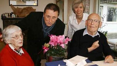 Oberbürgermeister Schramm und Tochter Angelika gratulierten Edeltraud und Wilhelm Plump zum 70. Hochzeitstag. Foto: Sonja Adam