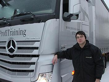Verkehrsakadmie-Lehrling Alexander Laskau lässt sich zum Berufskraftfahrer ausbilden. Fotos: Jürgen Gärtner