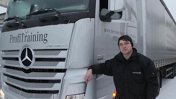 Verkehrsakadmie-Lehrling Alexander Laskau lässt sich zum Berufskraftfahrer ausbilden. Fotos: Jürgen Gärtner