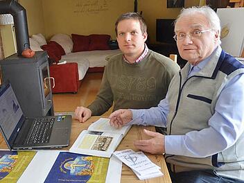 In langer ehrenamtlicher Geduldsarbeit haben Michael Trebes (links) und Georg Dinkel gemeinsam die Pfarrchronik unter dem Titel: "100 Jahre Herz-Jesu Pressig, Jubiläumsschrift/Pfarrchronik 1913-2013", erstellt.  Foto: K.-H. Hofmann