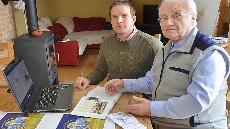 In langer ehrenamtlicher Geduldsarbeit haben Michael Trebes (links) und Georg Dinkel gemeinsam die Pfarrchronik unter dem Titel: "100 Jahre Herz-Jesu Pressig, Jubiläumsschrift/Pfarrchronik 1913-2013", erstellt.  Foto: K.-H. Hofmann