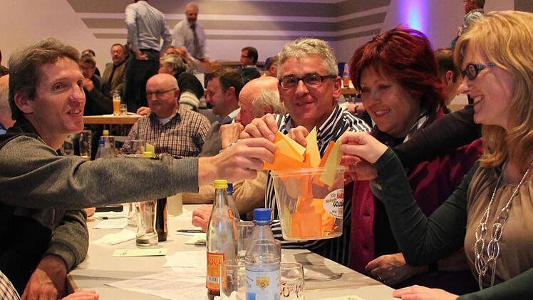 Sie gaben ihre Stimme zur Kreistagsliste ab, die Vertreter des CSU-Ortsverbandes Untermerzbach, von rechts: Sandra Schramm, Birgit Finzel, Hans-Peter Höhn und Robert Bohla. Sie sind vier von 150 Delegierten, die an der Versammlung in Zeil teilnahmen. Foto: Klaus Schmitt