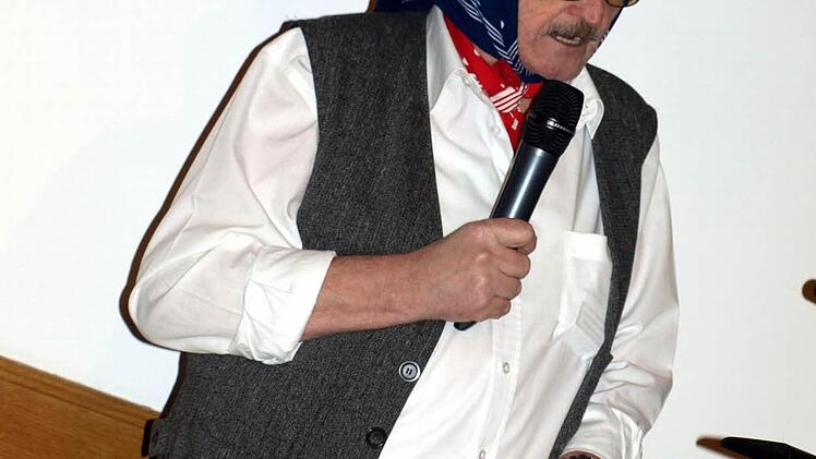 : Die Retl (Klaus Wunder) hat beim Gottesdienstbesuch viel zu erzählen.