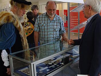 "Lucas Cranach" alias Wolfgang Eckert-Hetzel, Stadtrat Peter Witton und der Vorsitzende des Vereins "1000 Jahre Kronach", Manfred Raum, (von links) betrachten interessiert die Ausstellung. Foto: Heike Schülein