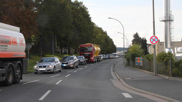 Stau im Berufsverkehr: Die Fahrzeugschlange ist nicht selten bis zu 500 Meter lang.