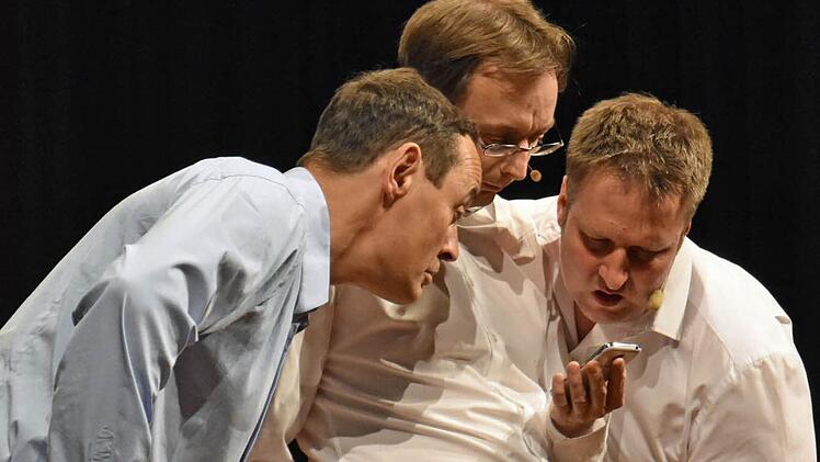 "DAPPen wie wir" heißt das Programm, in dem Georg Koeniger, Florian Hoffmann und Michael A. Tomis (von links) vom "Totalen Bamberger Cabaret" unter anderem die modernen Errungenschaften beleuchten.