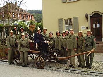 In historischen Uniformen und mit historischem Gerät zeigt sich die Damenfeuerwehr. Foto: Feuerwehr