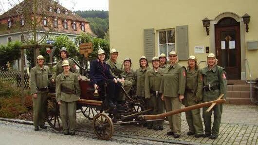 In historischen Uniformen und mit historischem Gerät zeigt sich die Damenfeuerwehr. Foto: Feuerwehr